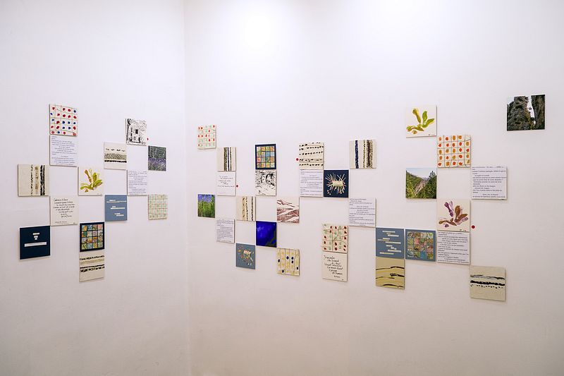 Dans la petite salle, les cinq artistes proposaient une présentation réunie de petits formats (15 x 15 cm).