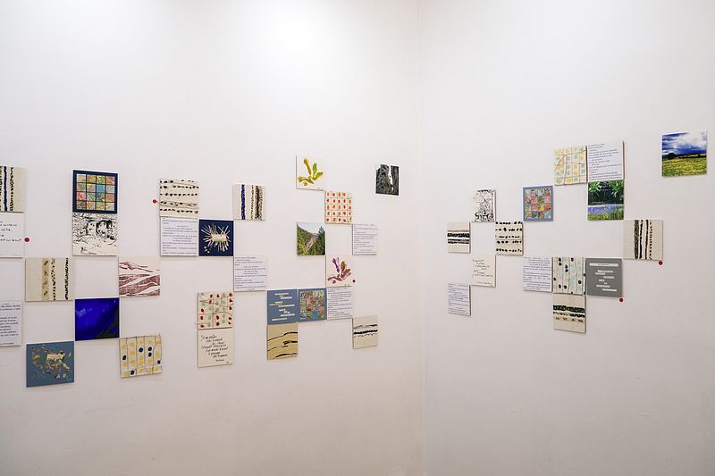 Dans la petite salle, les cinq artistes proposaient une présentation réunie de petits formats (15 x 15 cm).